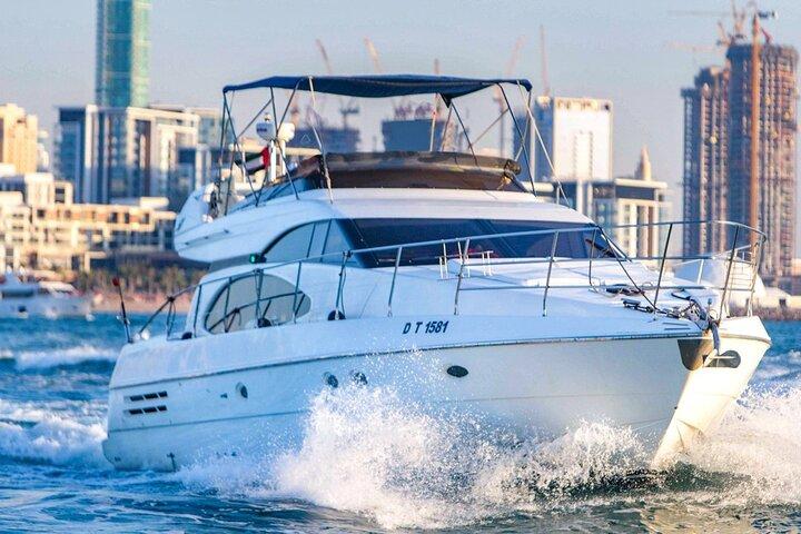 Private yacht Tour Dubai - Festive Cruise upto 28 people