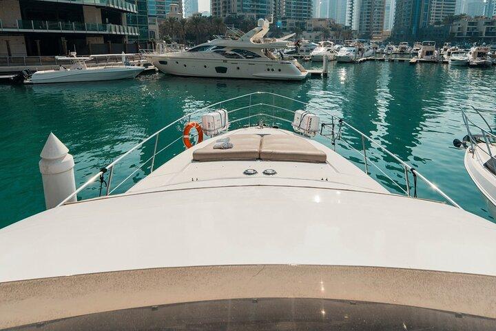Private yacht Tour Dubai - Festive Cruise upto 28 people