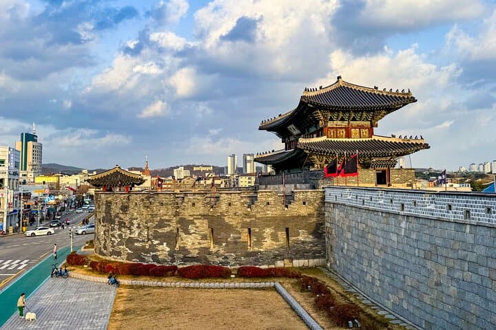 Private Day Trip to Korean Folk Village and Hwaseong Fortress