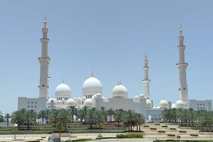 Guided City Tour of Abu Dhabi with Sheikh Zayed Mosque