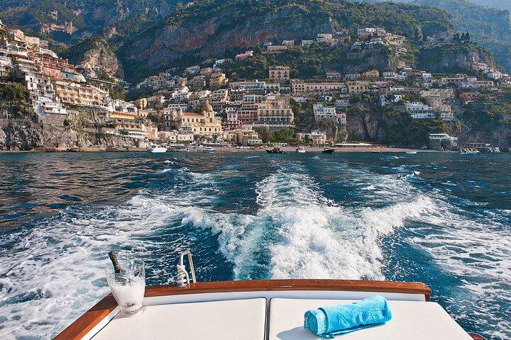 Positano: Amalfi Coast Small-Group Boat Tour with Swim and Drinks