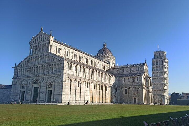 PRIVATE TRANSFER from Florence to Cinque Terre with stop in Pisa (2 hrs)