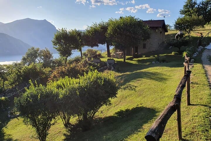 La 'Dolce Vita' Hike to Mountain House with Lake View Aperitivo