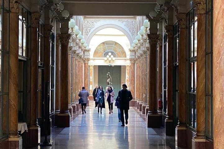 Explore the Covered Passages of Paris with a track game