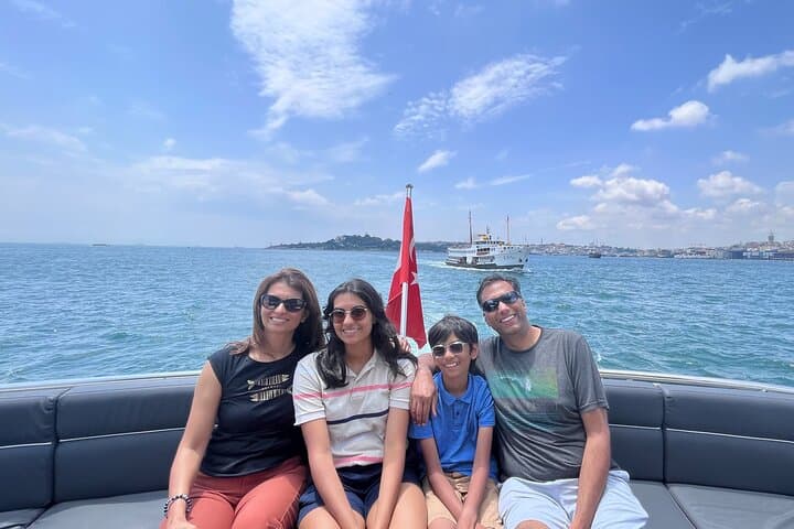 Luxury Bosphorus Yacht Tour – Asian Side Stop & Exploration
