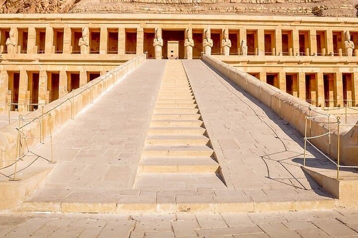 Day tour to visit the Valley of the Kings and Queens from luxor