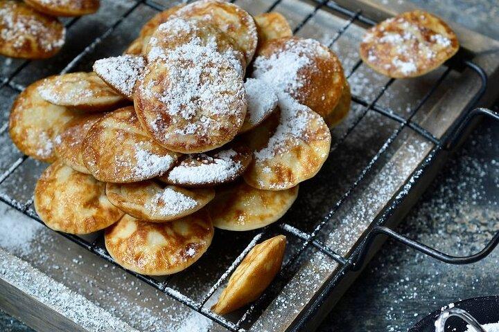 Amsterdam: Guided City Centre Canal Cruise with Dutch Pancakes