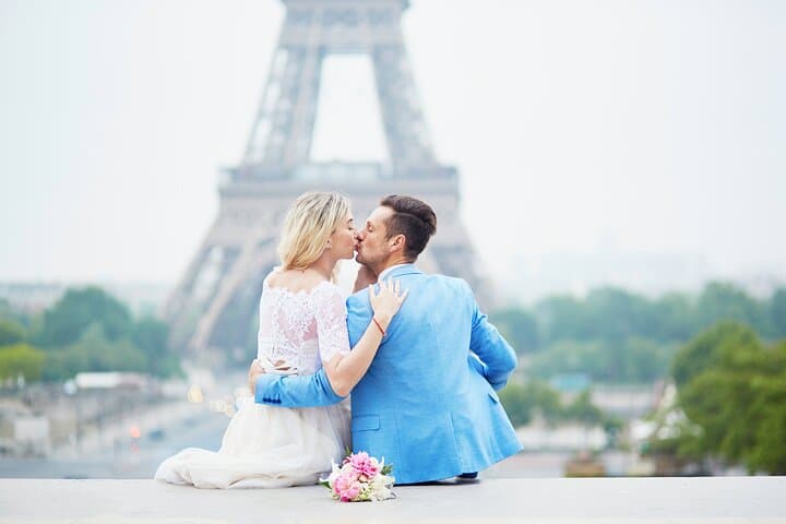 Private Romantic Photoshoot in Paris with Bouquet of Flowers