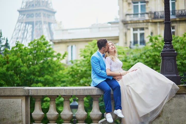 Private Romantic Photoshoot in Paris with Bouquet of Flowers