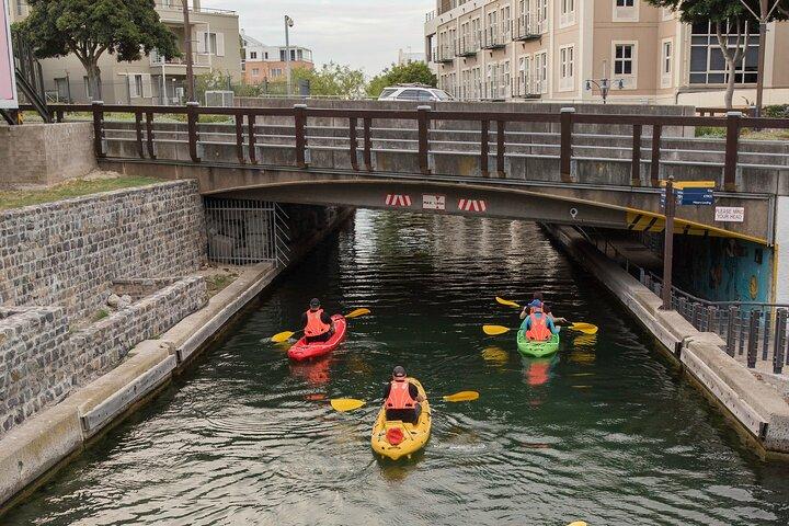 Day Kayaking in Battery Park Victoria and Alfred Waterfront
