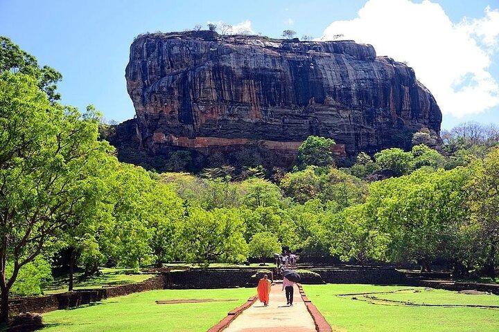 Sigiriya Rock and Dambulla Cave Temple Day Trip from Kalutara