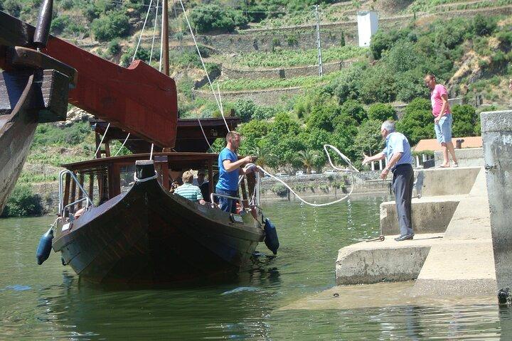 Douro Valley Small-Group Wine Tour with Lunch and River Cruise