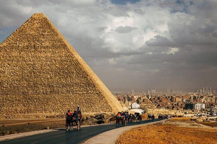 Half Day Tour To Giza Pyramids With Lunch At 9 Pyramids Lounge