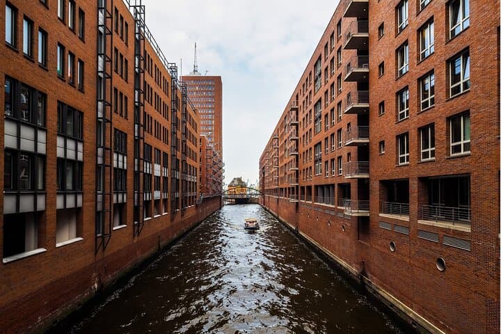 Hamburg Scavenger Hunt & Highlights Self-Guided Walking Tour