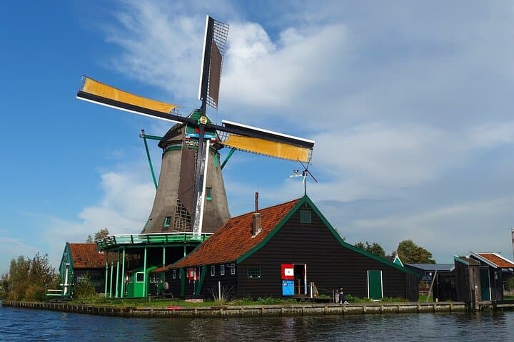Private Tour to Zaanse Schans Windmills Cheese Farm and Volendam