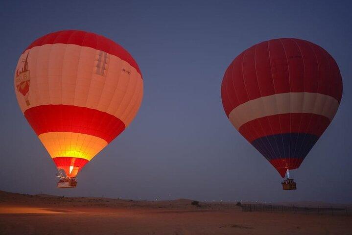 Deluxe balloon ride in Dubai with breakfast & falcon show