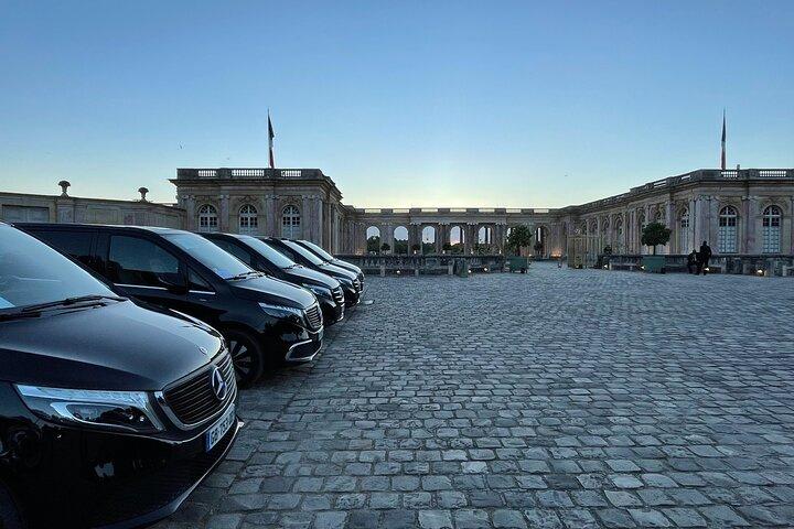 Excursion CHATEAU DE VERSAILLES and GIVERNY in Limousine from Paris