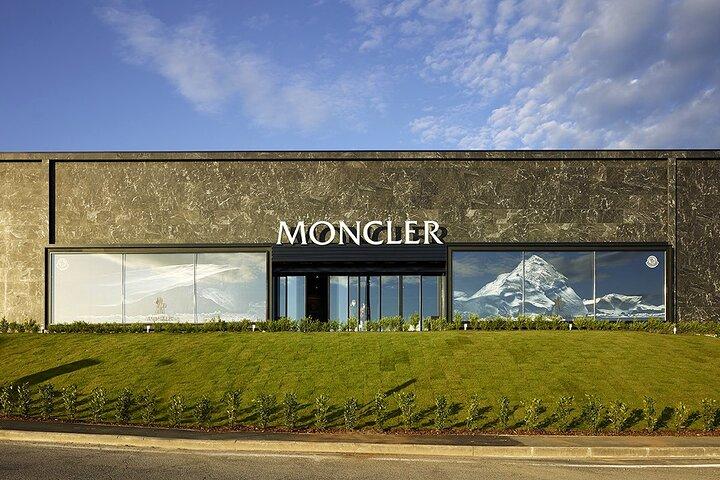 Limousine Service from Florence The Mall Outlet private driver