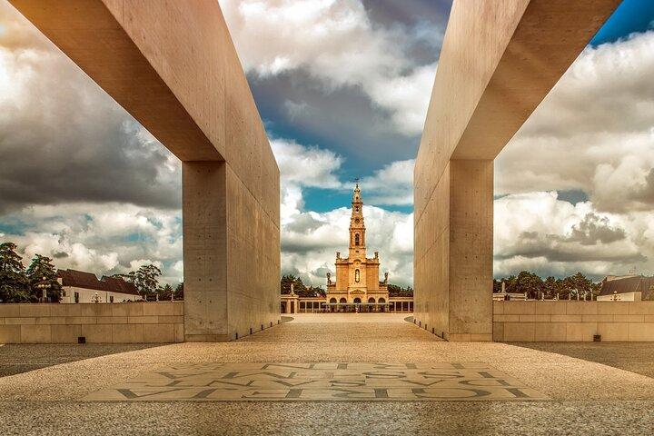 Fatima, Óbidos, Nazaré and Batalha - Full Day Private Tour