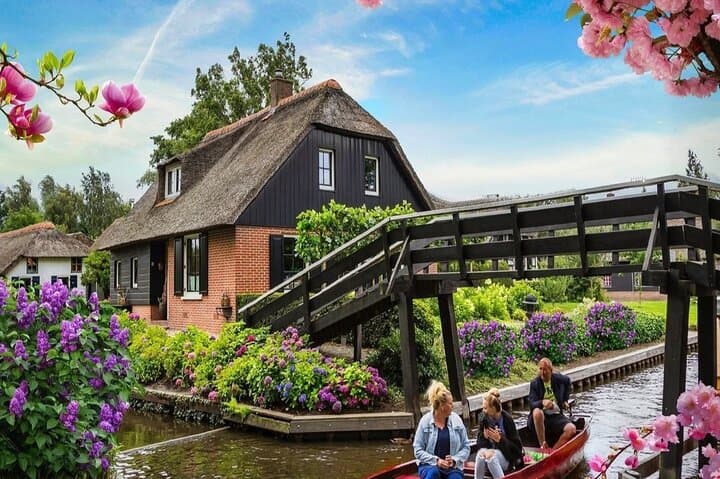 Private Minivan Day Trip to Giethoorn from Amsterdam
