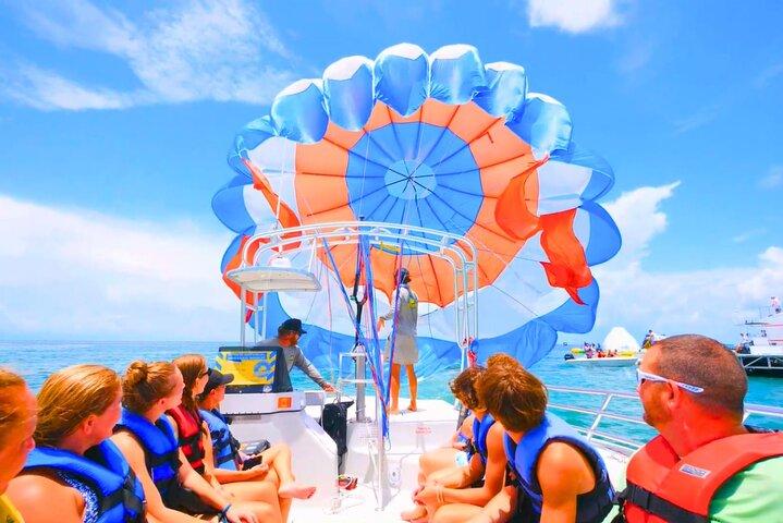 Parasailing in Key West at Smathers Beach