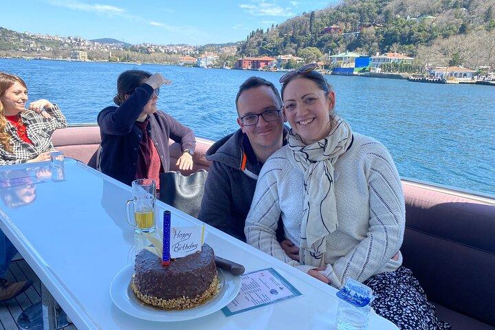Bosphorus Cruise on Luxury Yacht with Guide & Asian Side Stop