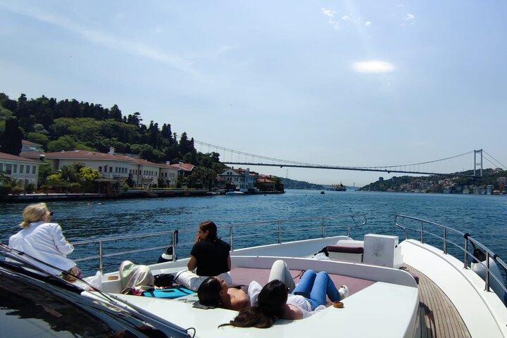 Bosphorus Cruise on Luxury Yacht with Guide & Asian Side Stop