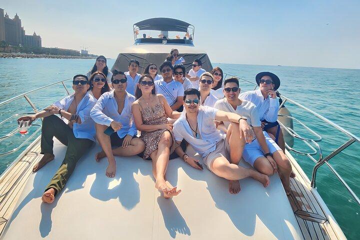 Dubai Yacht Tour – Private Luxury Yacht Charter from Dubai Marina