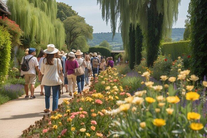 Private day trip from Paris to Giverny with a local driver