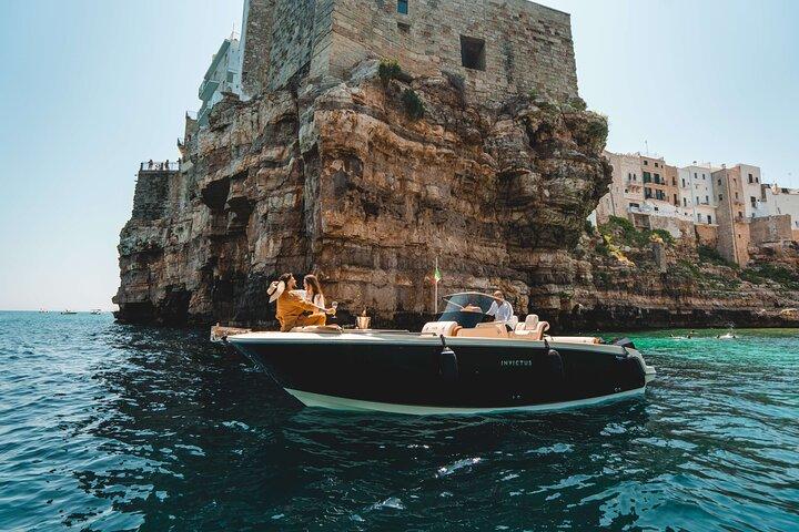 Shared tour of Polignano a Mare by boat with prosecco