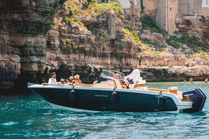Shared tour of Polignano a Mare by boat with prosecco