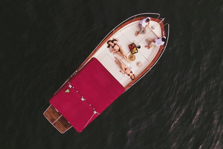 Private Boat Tour on Italian Gozzo on Lake Como