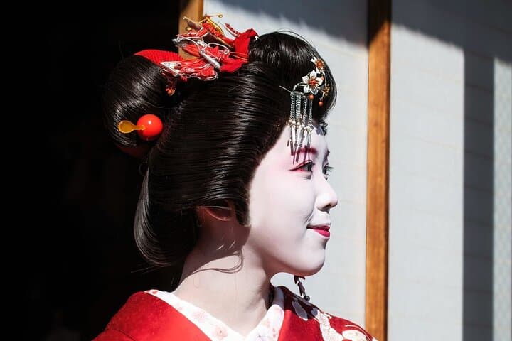 Tokyo Geisha Cultural Experience with Sake Tasting