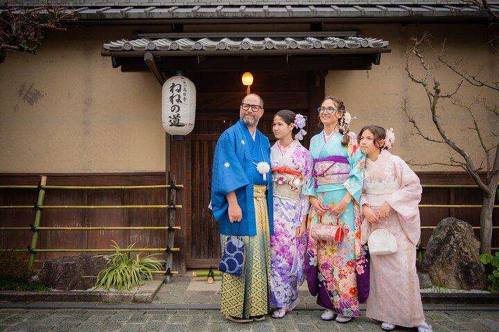 A Privately Guided Photoshoot in Beautiful Kyoto by a Pro
