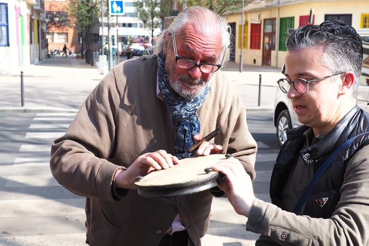 Paris: Saint Ouen Flea Market Guided Tour with Local Guide