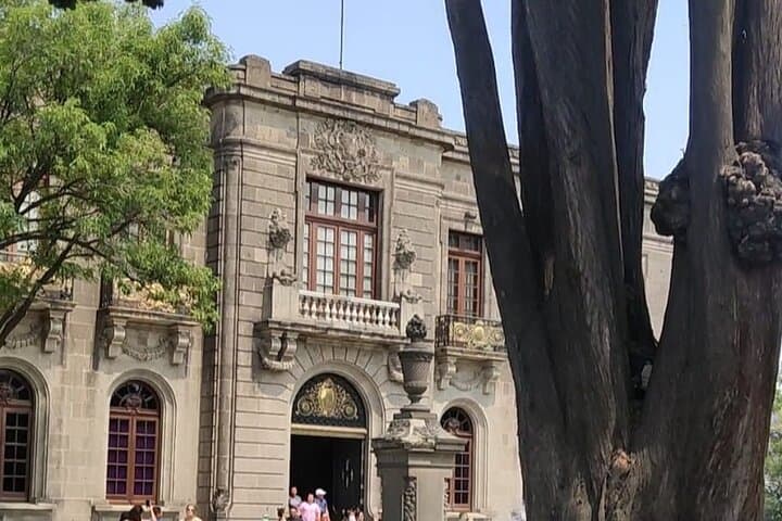 Private and Guided Tour to Chapultepec Castle with Transportation