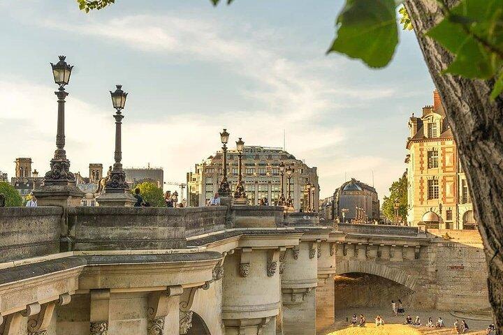 Notre Dame Outdoor and City Center of Paris with Local Guide