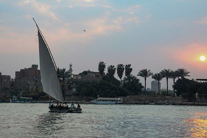 Cairo: Nile Dinner Cruise with Show & Shared Transfer