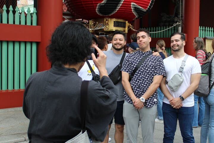 Tokyo: Asakusa Walking Tour with Japanese Comedian