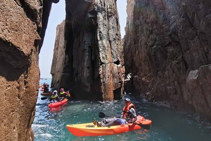 Kayaking Tour Crossing through Tunnel Cave in Hong Kong Geopark