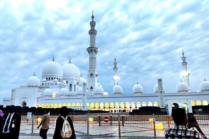 Abu Dhabi Tour from Dubai with Sheikh Zayed Mosque & Transfers