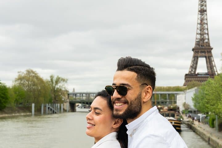Seine River Dinner Cruise with Live Singer by VIP Yacht de Paris