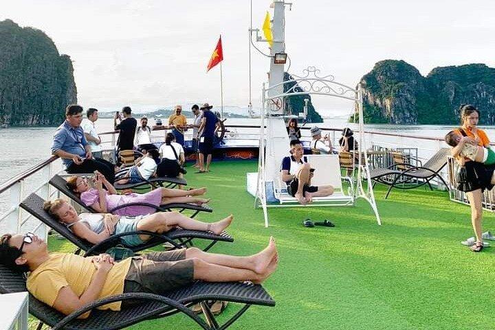 Halong Bay Full-day Cruise with Kayaking from Hanoi