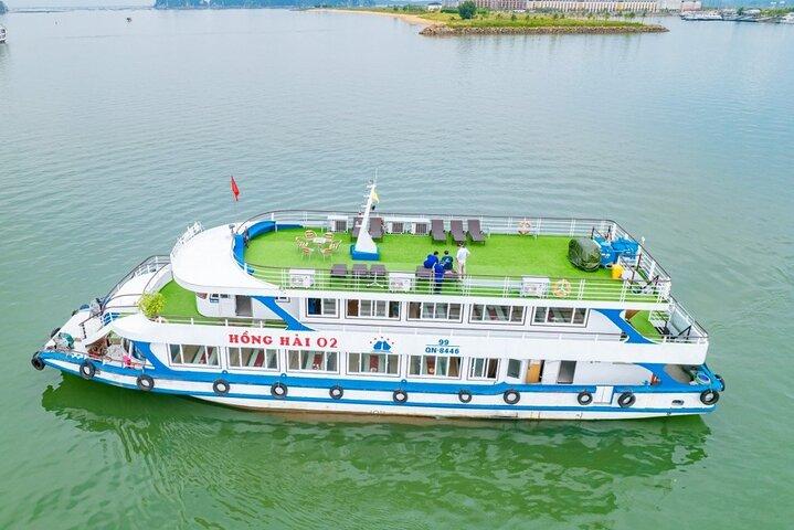 Halong Bay Full-day Cruise with Kayaking from Hanoi