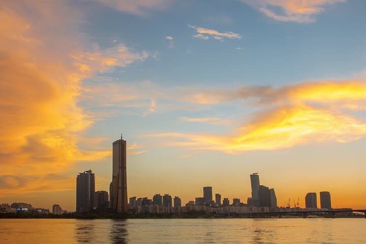 Seoul Night Tour with Han River Cruise and Gyeongbokgung Palace
