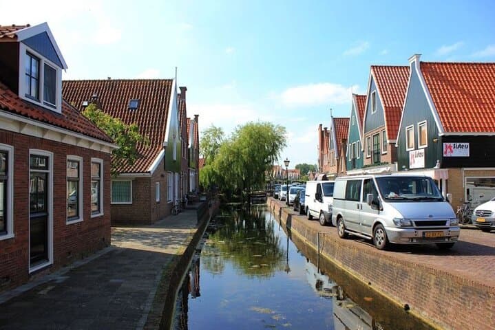 Private Sightseeing Tour to Windmills Cheese Farm and Volendam