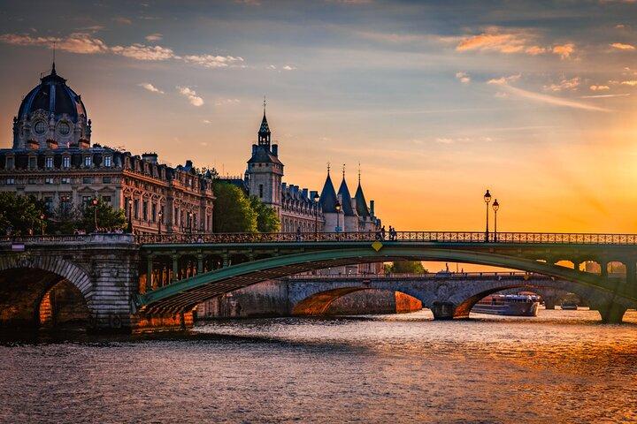 Paris History Walk: Medieval Marais, Notre Dame Islands & Stories