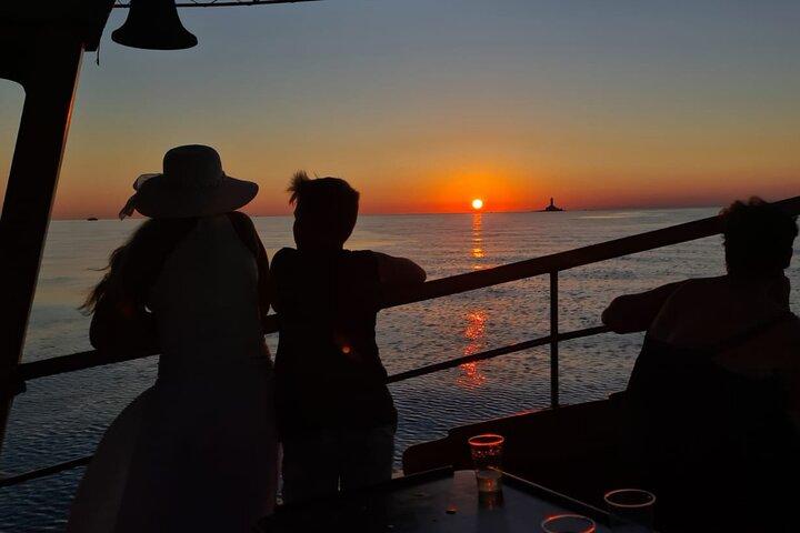 3Hour ALL-INCLUSIVE Sunset Dolphin Watching from Medulin onSandra