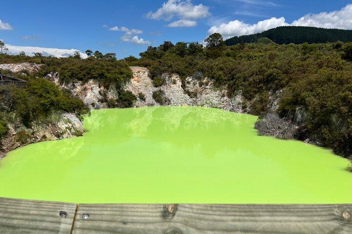 Wai-O-Tapu and Te Puia Day Trip Transport from Auckland