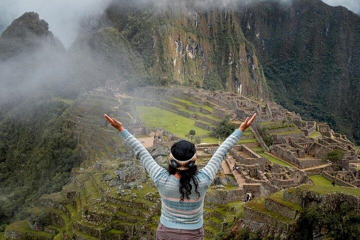 2-Day Sacred Valley & Machu Picchu Tour by Train from Cusco